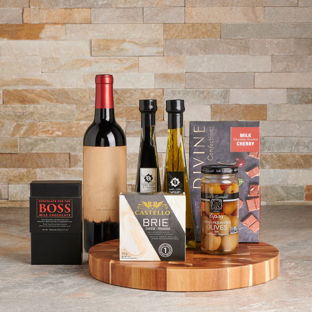 Wine Basket with Olives and Brie, USA – how the gift is presented
