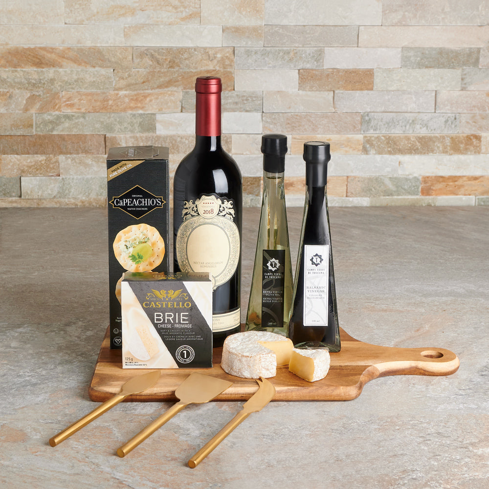 Wine Gift Basket with Creamy Brie – how the gift is presented