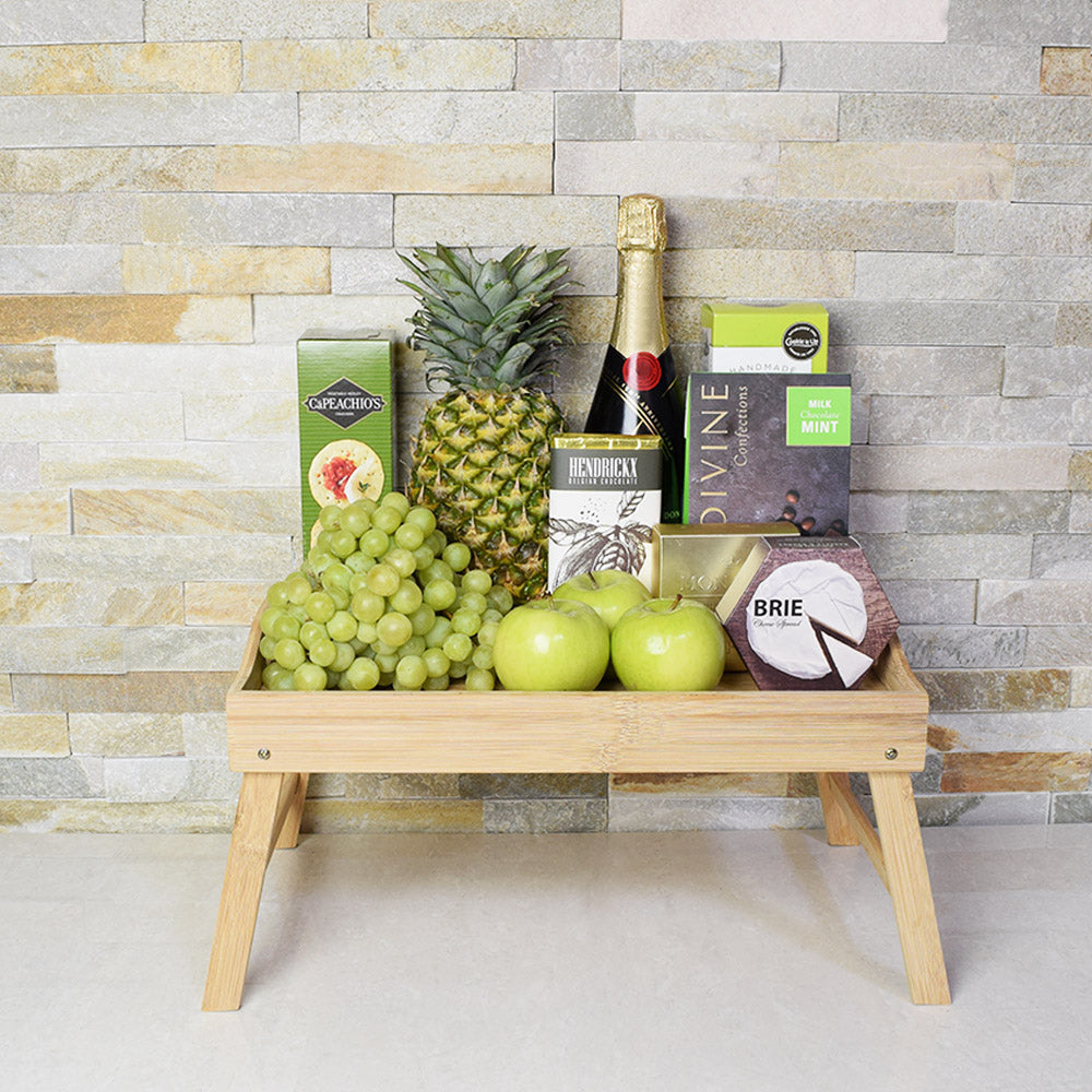 Champagne and Fruit Gift Basket – how the gift is presented