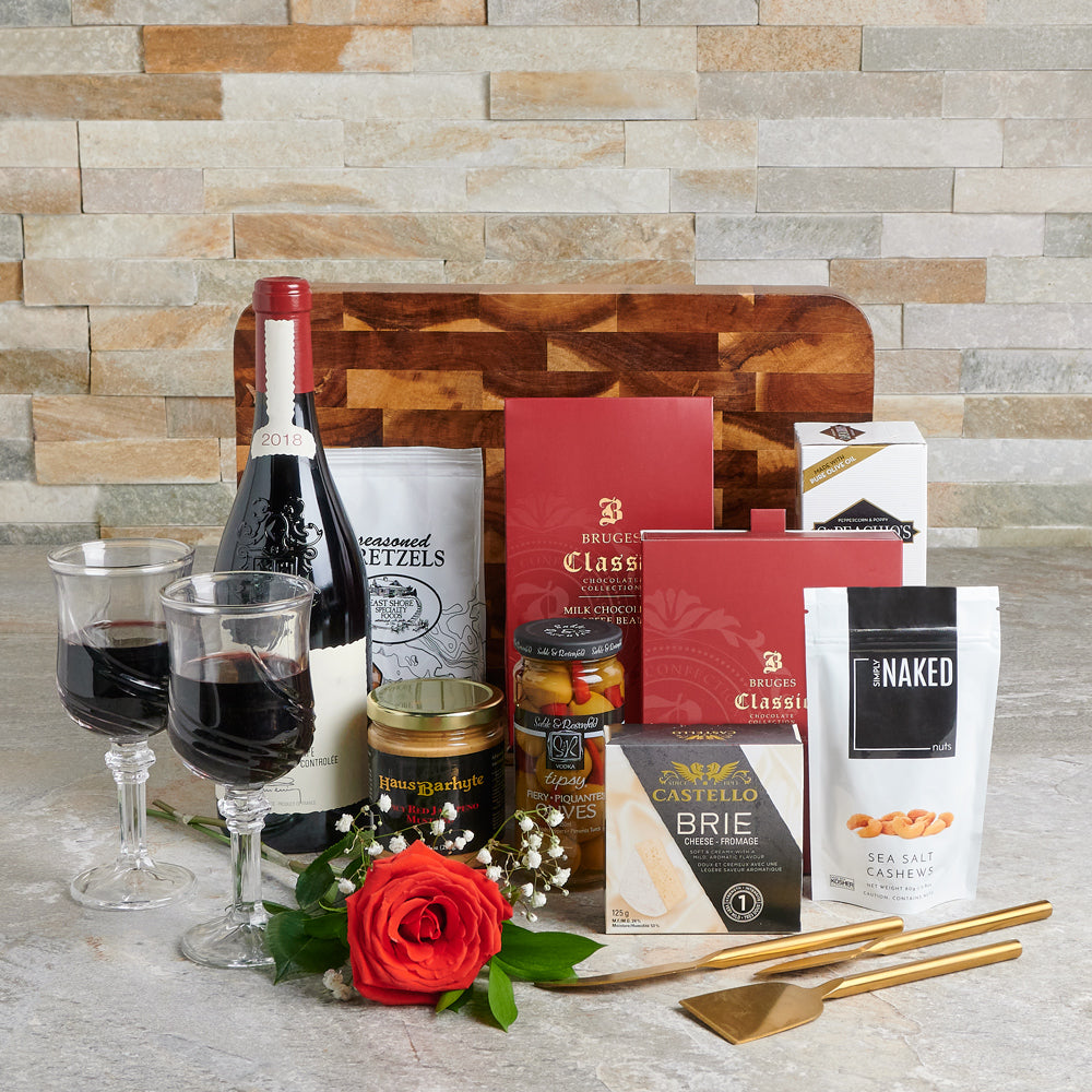 Wine Basket with Red Rose Bloom – how the gift is presented