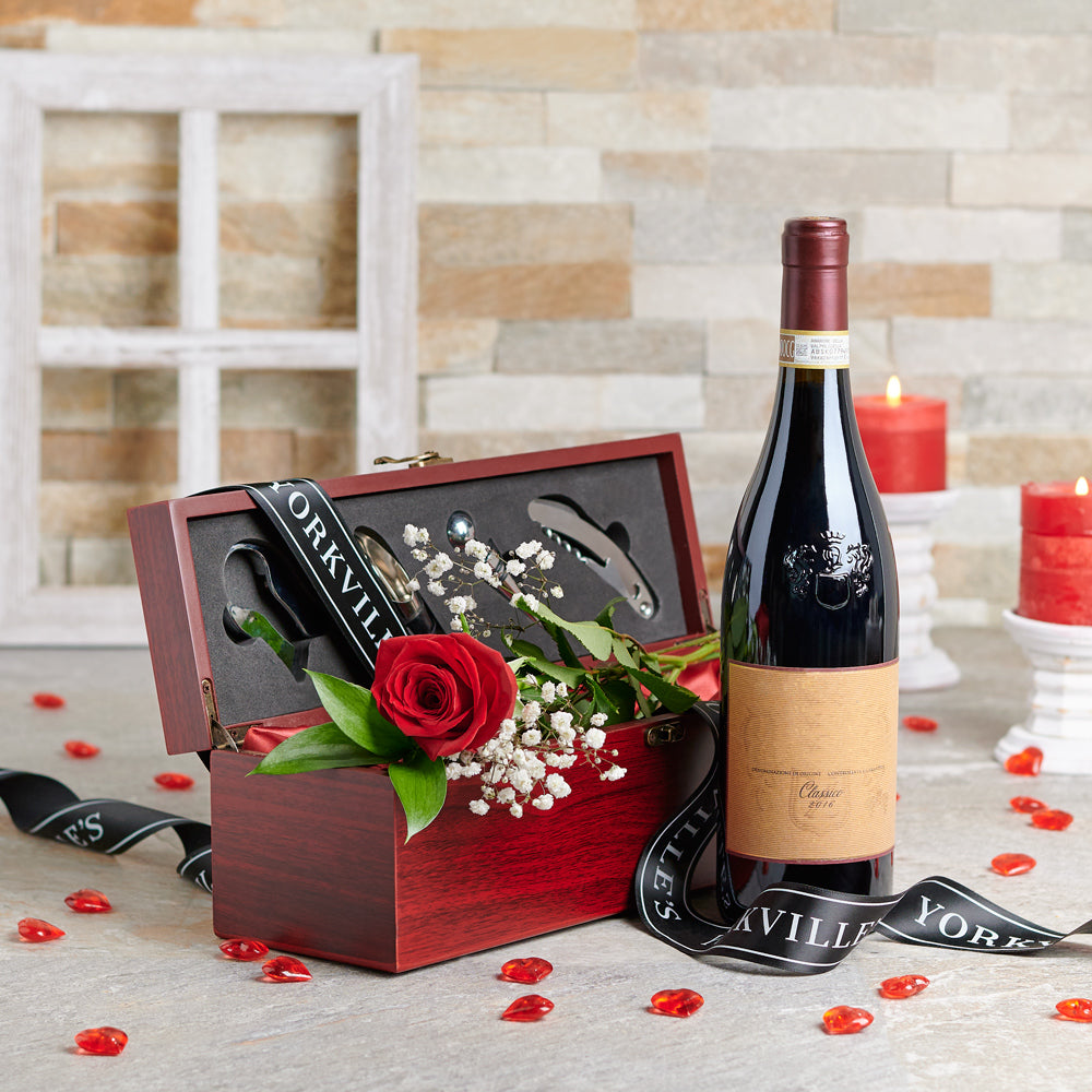 Red Wine in Wooden Gift Box with Accessories - Valentine's Day – how the gift is presented