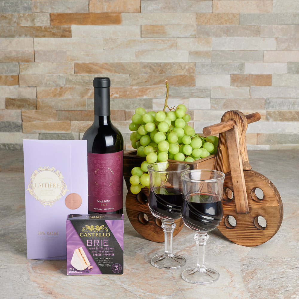 Brie and Grape Wine Basket – how the gift is presented