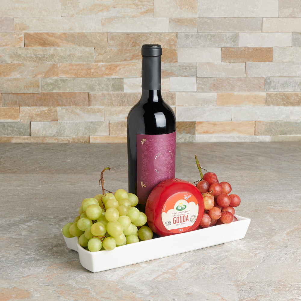 Wine with Arla Gouda Cheese Basket – how the gift is presented