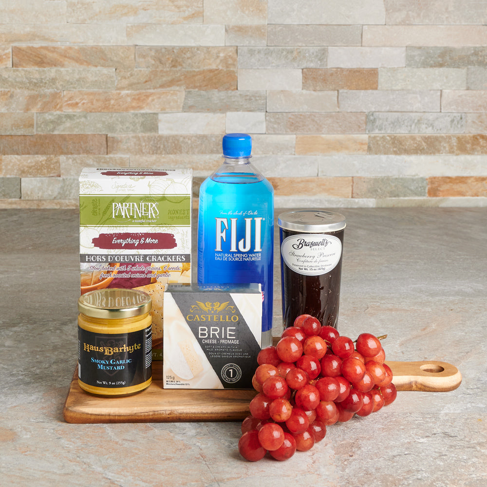 Acacia Wood Snack and Cheese Set – how the gift is presented