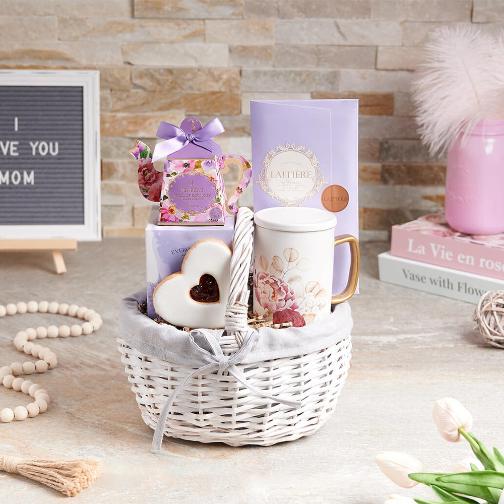 Elegant Gift Basket with Tea and Chocolate for Mom – how the gift is presented