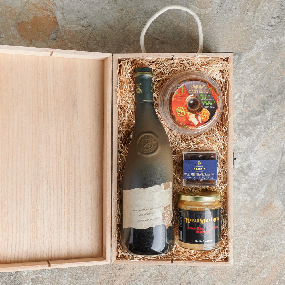 Red Wine with Spicy Cheese Basket – how the gift is presented