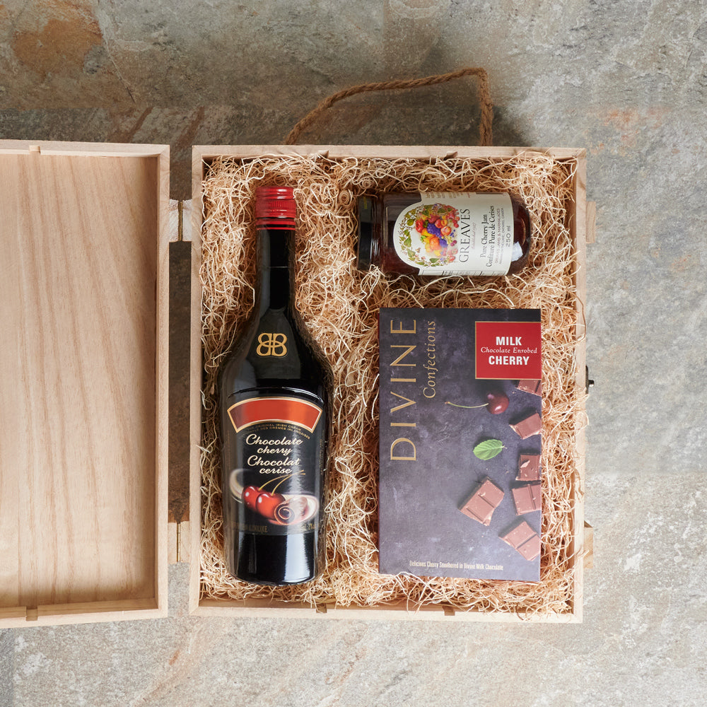 Liquor Basket with Cherries and Jam – how the gift is presented