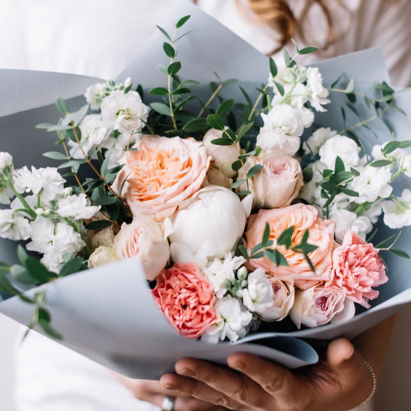In soft and mellow hues that are great to accent any space, this floral bunch works perfectly well no matter what the season. 
